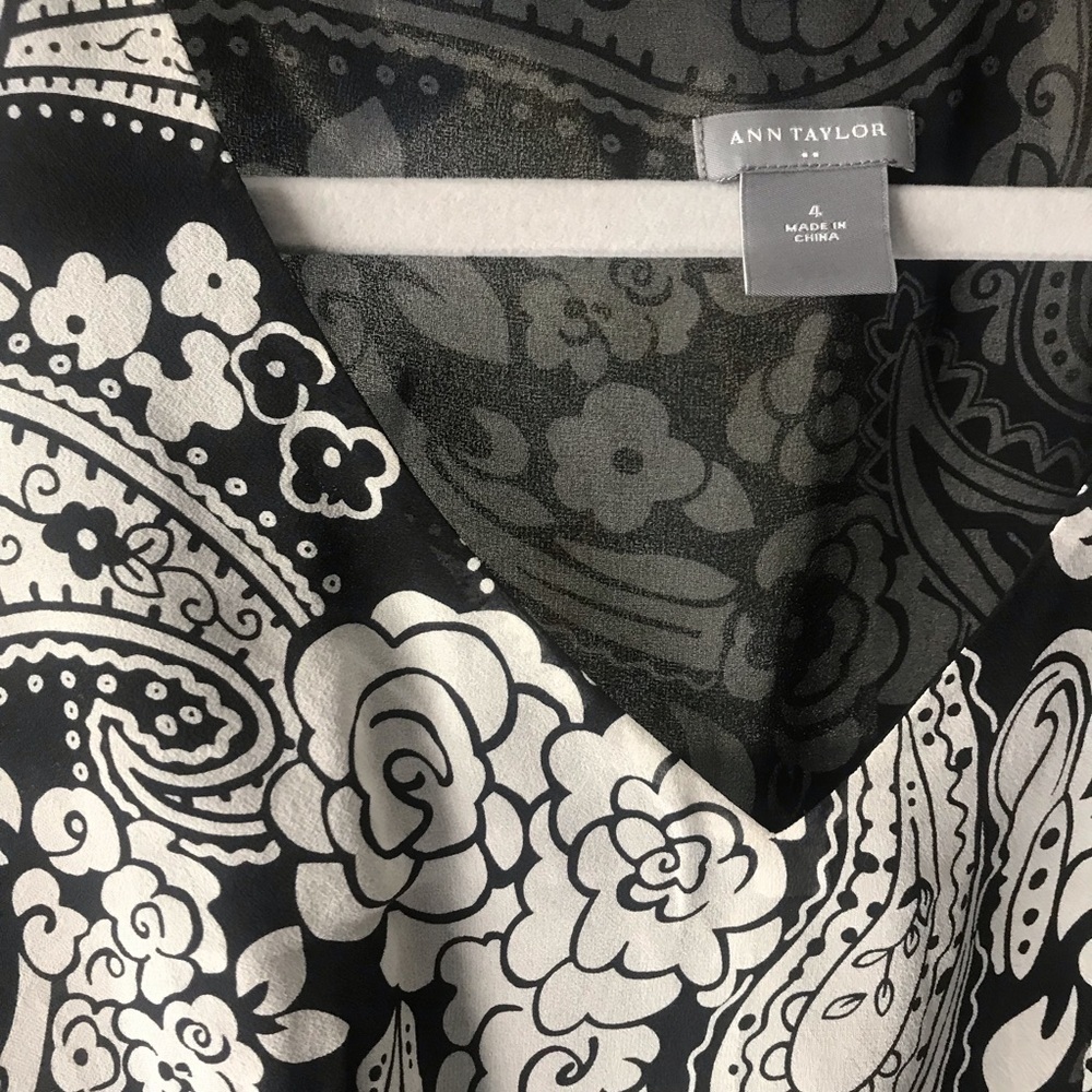Ann Taylor sleeveless blouse - Picture 3 of 4